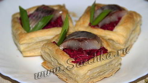 закуска из слоеного теста селедка под шубой