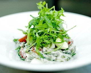 Салат с говяжьим языком под майонезом с зеленью