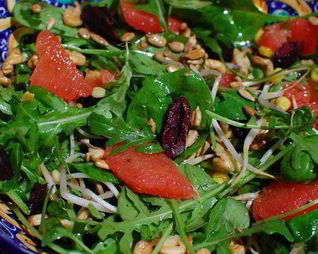 Салат с грейпфрутом, орехами и оливками