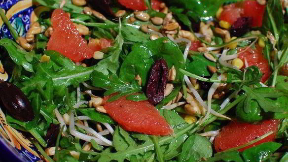 Рецепт Салата с грейпфрутом, орехами и оливками