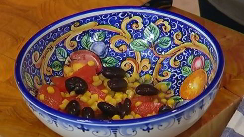 салат с грейпфрутом, орехами и оливками