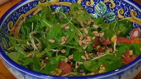 салат с грейпфрутом, орехами и оливками