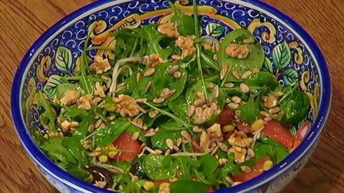 салат с грейпфрутом, орехами и оливками