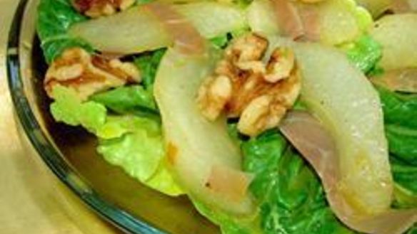Рецепт Салата с грушами и грецкими орехами