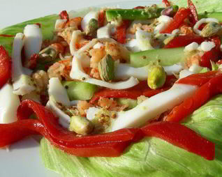 Салат с кальмарами, авокадо и маринованным перцем