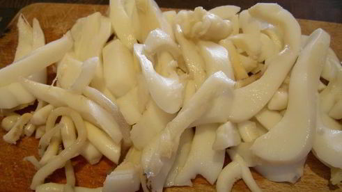 салат с кальмарами, авокадо и маринованным перцем