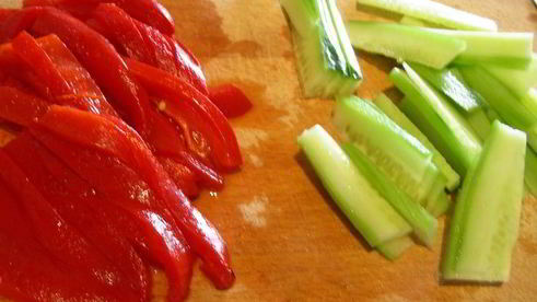 салат с кальмарами, авокадо и маринованным перцем