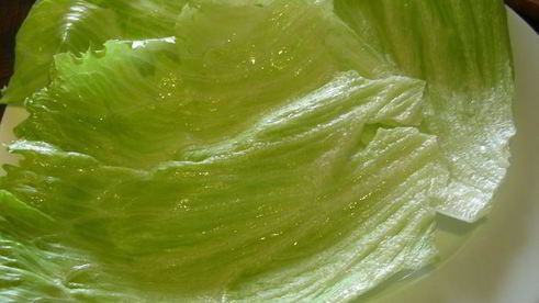 салат с кальмарами, авокадо и маринованным перцем