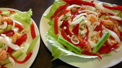 салат с кальмарами, авокадо и маринованным перцем