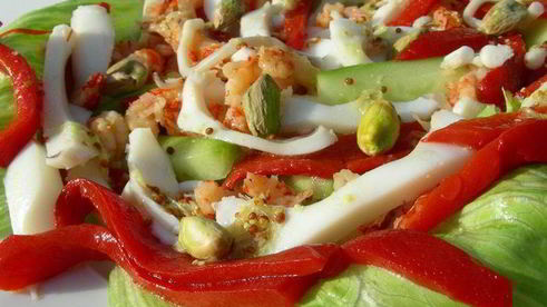 салат с кальмарами, авокадо и маринованным перцем