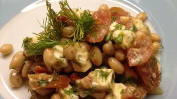 Рецепт Салата с консервированной фасолью
