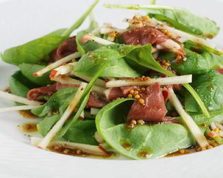 Салат с копченой утиной грудкой, шпинатом и яблоками