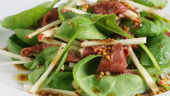 Рецепт Салата с копченой утиной грудкой, шпинатом и яблоками