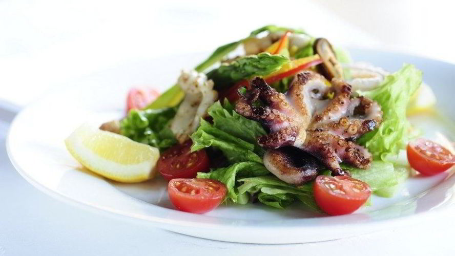 Рецепт салата с креветками и кальмарами