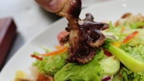 салат с креветками и кальмарами