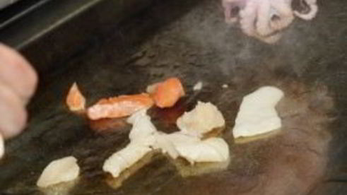 салат с креветками и кальмарами