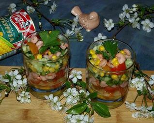 Салат с креветками и сладкой кукурузой