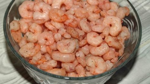 салат с креветками и сладкой кукурузой