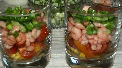 салат с креветками и сладкой кукурузой