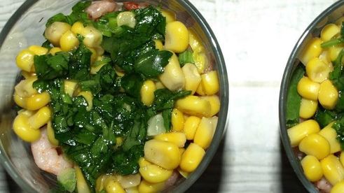 салат с креветками и сладкой кукурузой