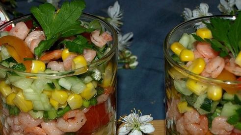салат с креветками и сладкой кукурузой
