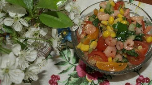 салат с креветками и сладкой кукурузой