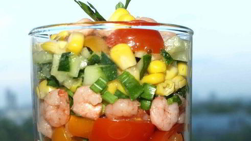 салат с креветками и сладкой кукурузой