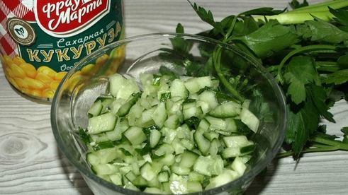 салат с креветками и сладкой кукурузой