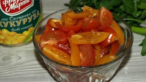 салат с креветками и сладкой кукурузой