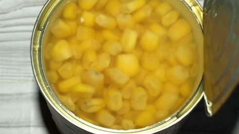 салат с креветками и сладкой кукурузой