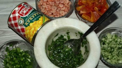 салат с креветками и сладкой кукурузой