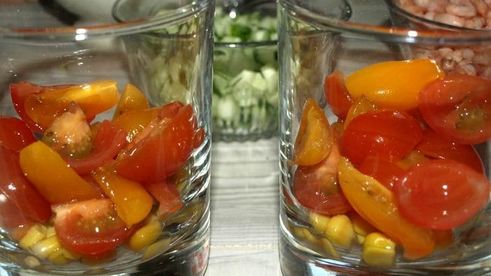 салат с креветками и сладкой кукурузой