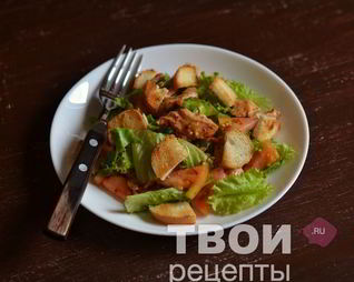 Салат с курицей и сухариками