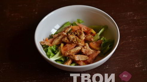 салат с курицей и сухариками