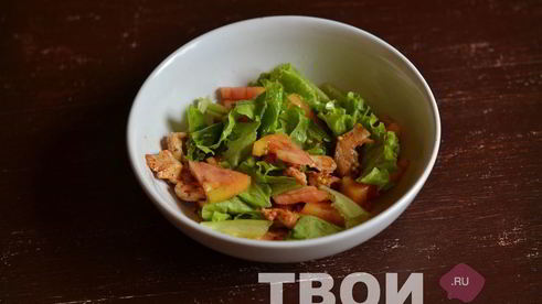 салат с курицей и сухариками