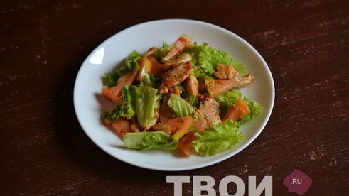 салат с курицей и сухариками