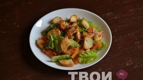 салат с курицей и сухариками