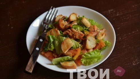 салат с курицей и сухариками