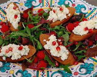 Салат с малиной и гренками с творожной начинкой