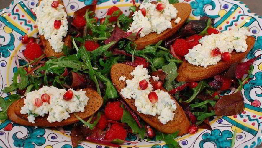 Рецепт салата с малиной и гренками с творожной начинкой