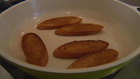 салат с малиной и гренками с творожной начинкой