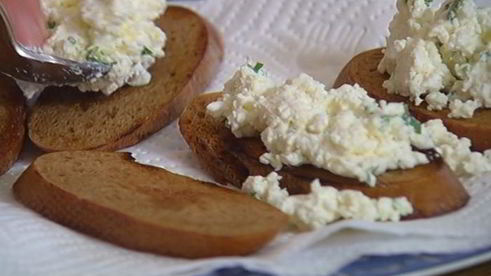 салат с малиной и гренками с творожной начинкой