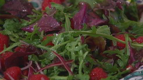 салат с малиной и гренками с творожной начинкой