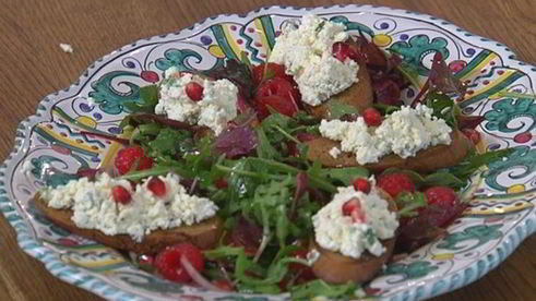 салат с малиной и гренками с творожной начинкой