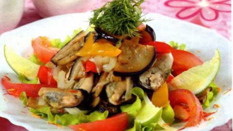 Рецепт салата с мидиями и овощами