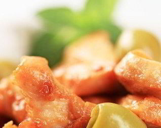 Салат с мясом со свинных ножек, оливками и чесноком