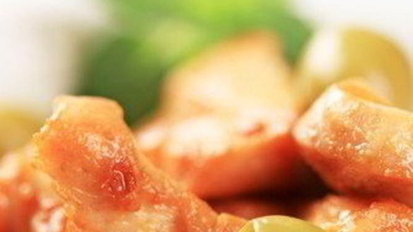 Рецепт Салата с мясом со свинных ножек, оливками и чесноком