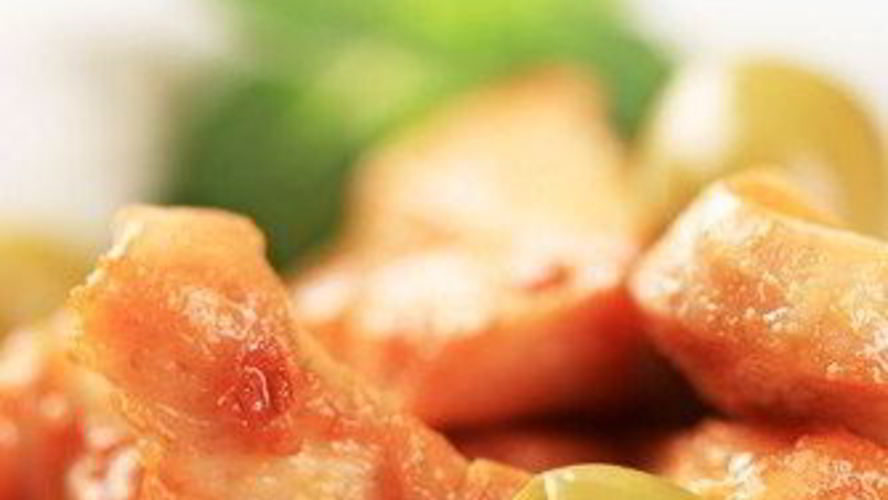 Рецепт салата с мясом со свинных ножек, оливками и чесноком