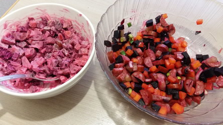 Рецепт салата с охотничьими колбасками и свеклой