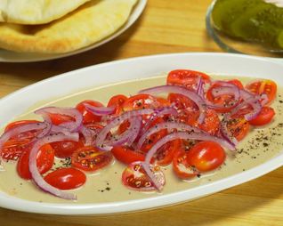 Салат с помидорами и тхиной